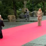 ببینید، زانو زدن نخست‌وزیر آلبانی در استقبال از جورجیا ملونی