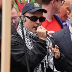 هواداران نی‌کاپ با پرچم فلسطین جلوی دادگاه حاضر شد