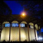 رضا گوران به سالن اصلی تئاتر شهر می‌رود