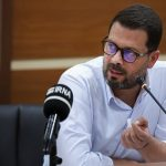 پژمان بازغی، رئیس انجمن صنفی بازیگران سینما درباره فراخوانی برای دریافت شوکر برقی و افشانه: اعضای انجمن هم مانند دیگر صنوف از طلافروشان تا پزشکان، به این ادوات دفاع شخصی برای محافظت خودشان نیاز دارند/  برخی همکاران می‌گفتند عده‌ای سودجو قیمت‌های ۳۰ تا ۴۰ میلیون تومان برای دریافت این ادوات به ما می‌دادند