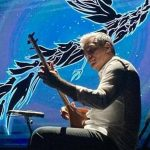 آریا عظیمی‌نژاد، «عشق در گذر دوران» را در پاریس روی صحنه برد