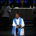 خواننده مشهور اپرا با ضربات چاقو در خانه‌اش کشته شد / پسرش بازداشت شد