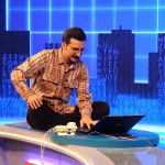 همراه با برنامه «درنگ» که با شوخی رسانه‌های غرب را نقد می‌کند